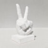 Estatua Decorativa Paz e Amor Artesanal 17cm Em Cimento, vista em perspectiva
