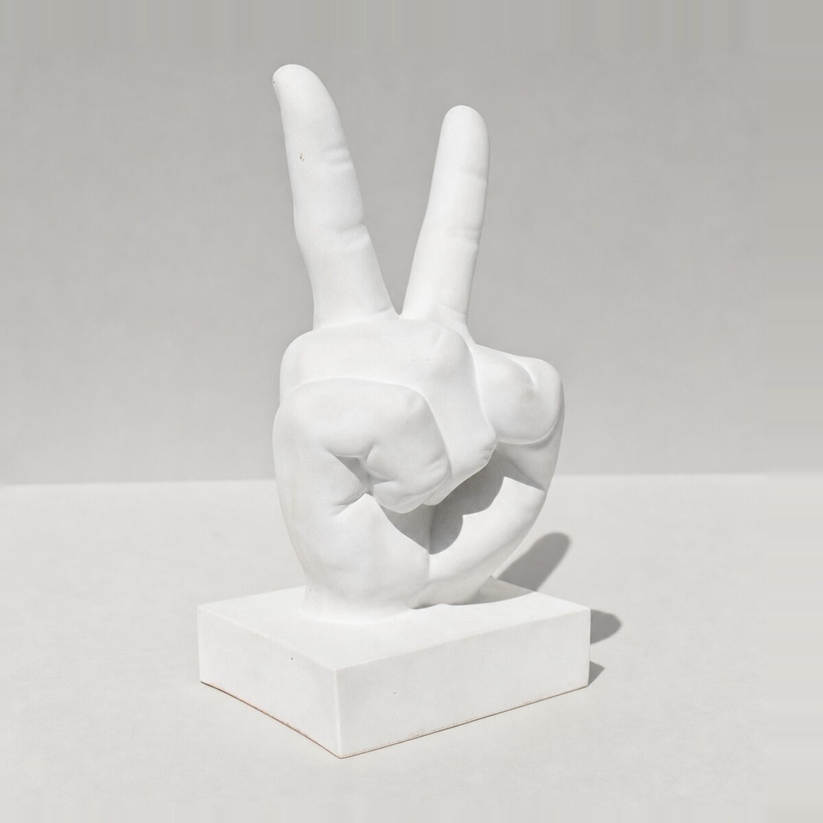 Estatua Decorativa Paz e Amor Artesanal 17cm Em Cimento, vista em perspectiva