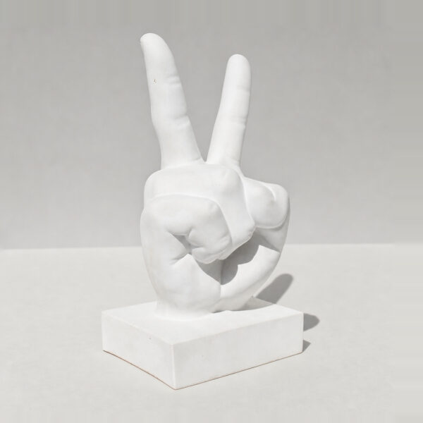 Estatua Decorativa Paz e Amor Artesanal 17cm Em Cimento, vista em perspectiva