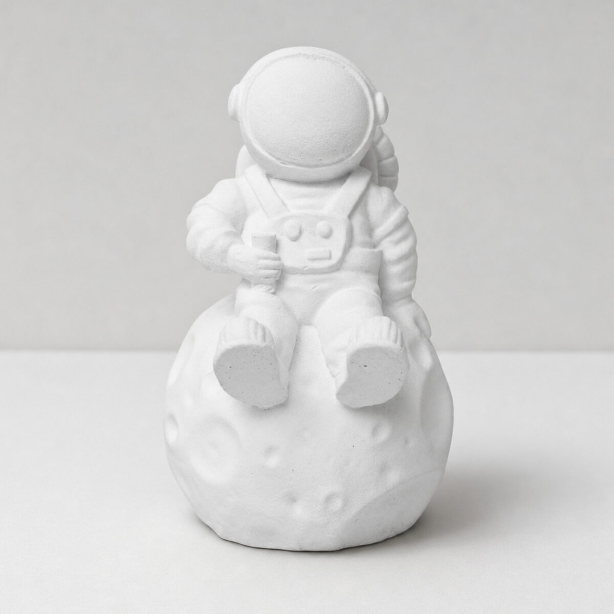Estátua Decorativa Artesanal Astronauta 7,5cm em Cimento, vista em perspectiva