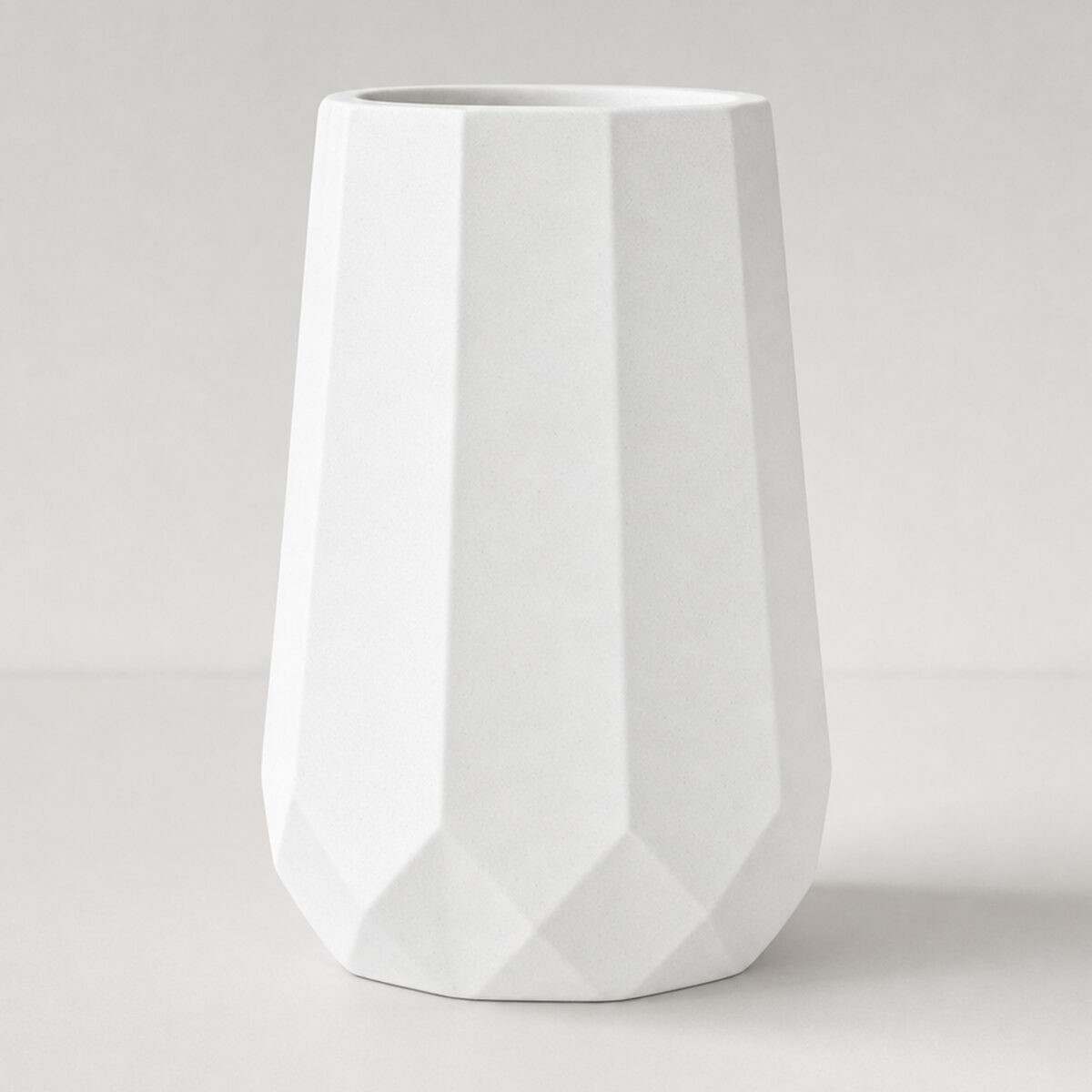 Mini Garrafa Losangos Artesanal 10x6cm em Cimento Branco, vista em perspectiva