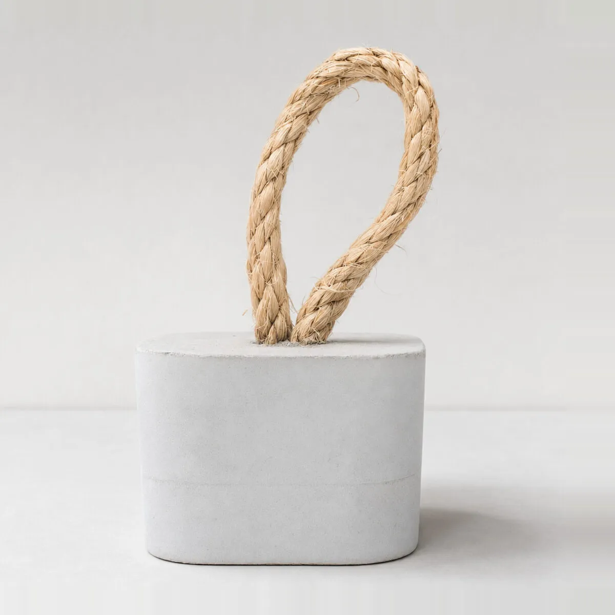Peso de Porta Artesanal Cubo 1,5Kg Concreto com Base Anti Risco