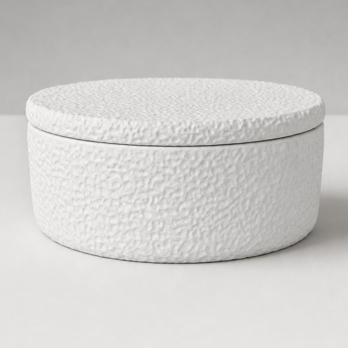 Pote Texturizado Clássico Baixo 12cm em Cimento Artesanal Pote Texturizado Clássico Baixo 12cm em Cimento Artesanal, vista em perspectiva