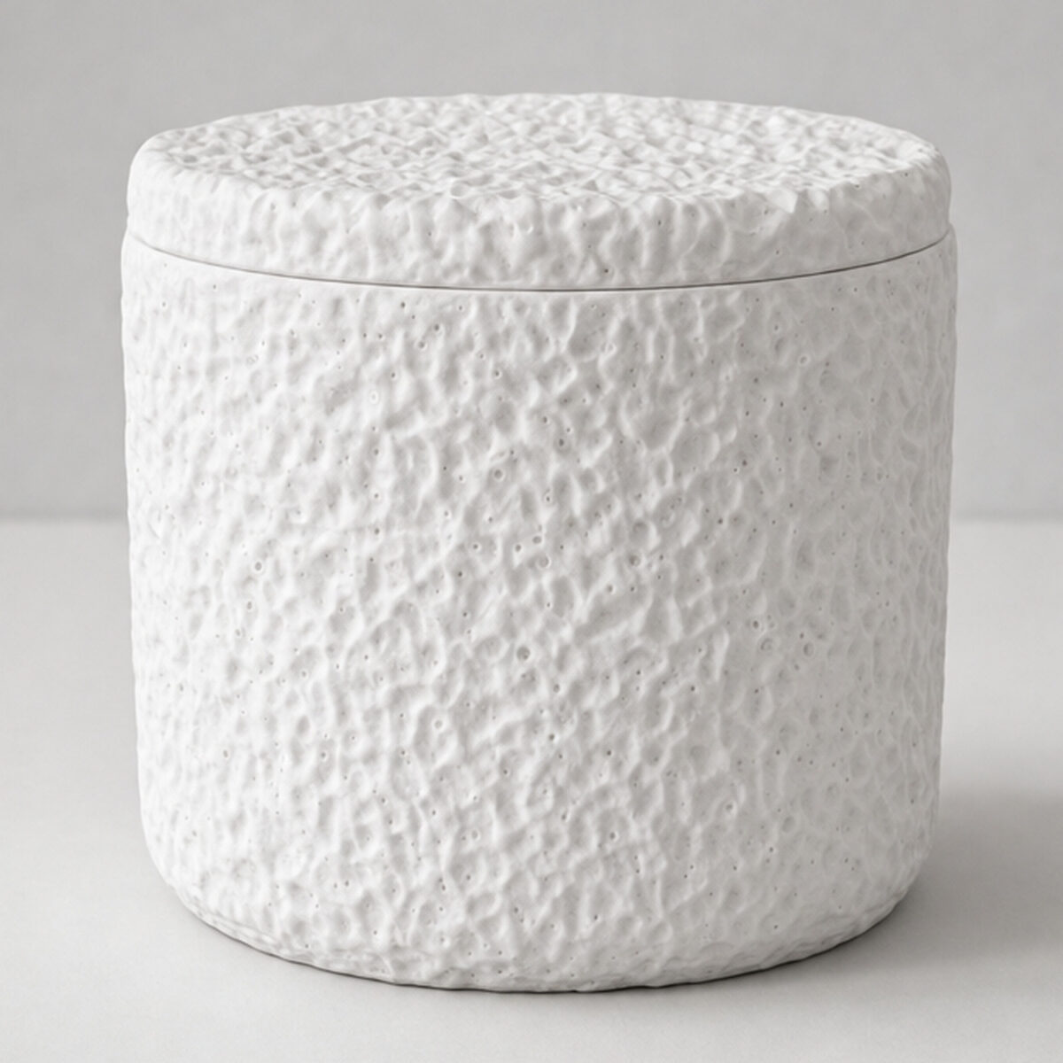 Pote Texturizado Clássico P Artesanal 7x9cm Em Cimento Branco, vista em perspectiva