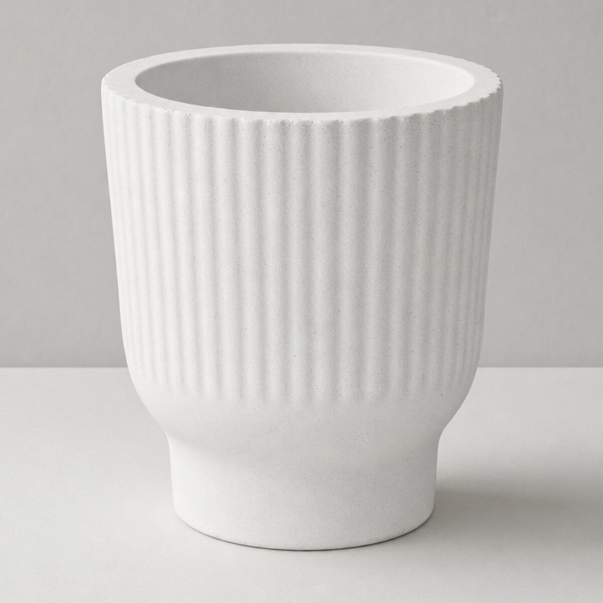 Vaso Decorativo Garrafa Invertida Listras 9,5cm Cimento Artesanal, foto de estúdio