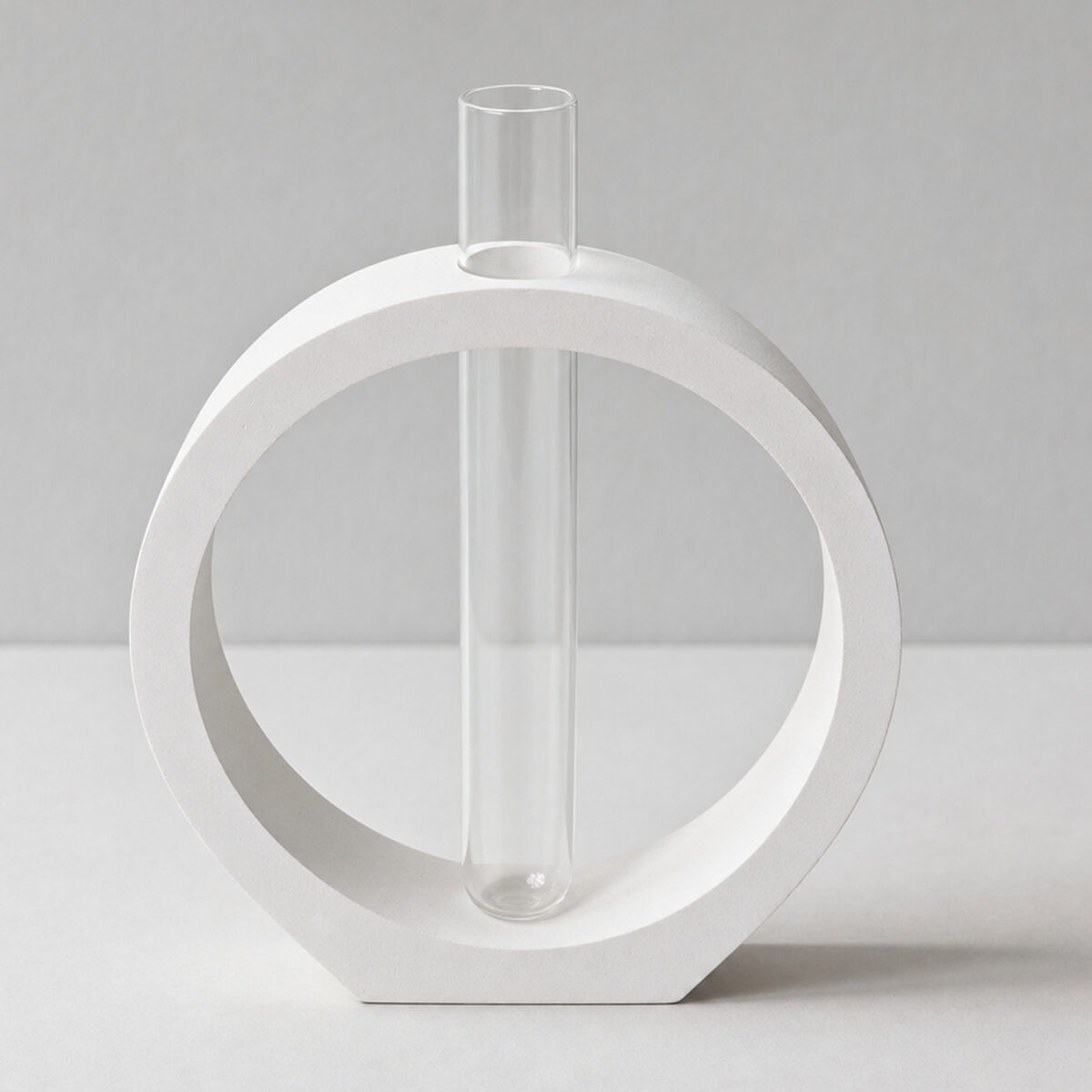 Vaso Decorativo Solitário Argola 16,5cm Artesanal em Cimento, vista em perspectiva