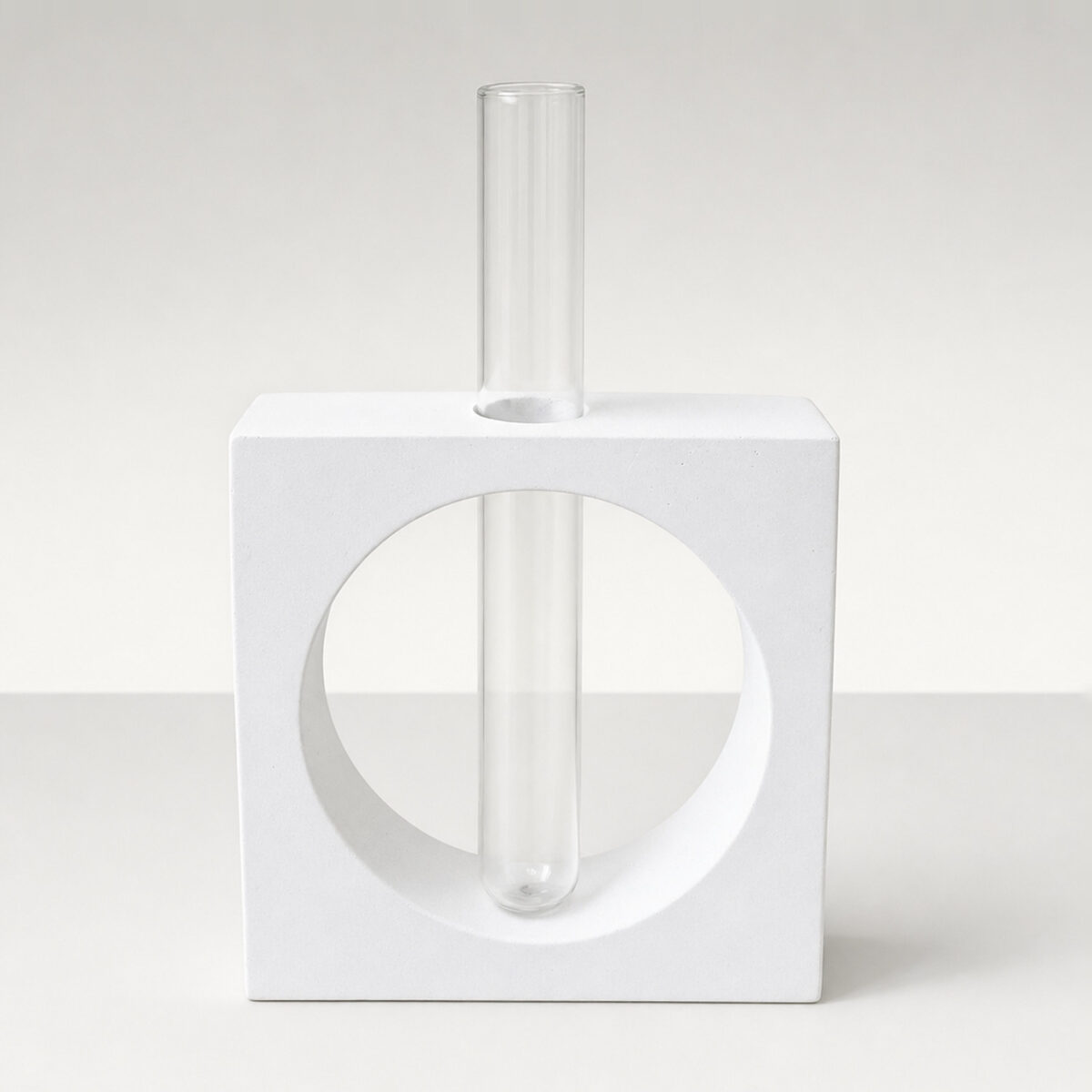 Vaso Decorativo Solitário Cubo Vazado 16,5cm Artesanal em Cimento, vista em perspectiva