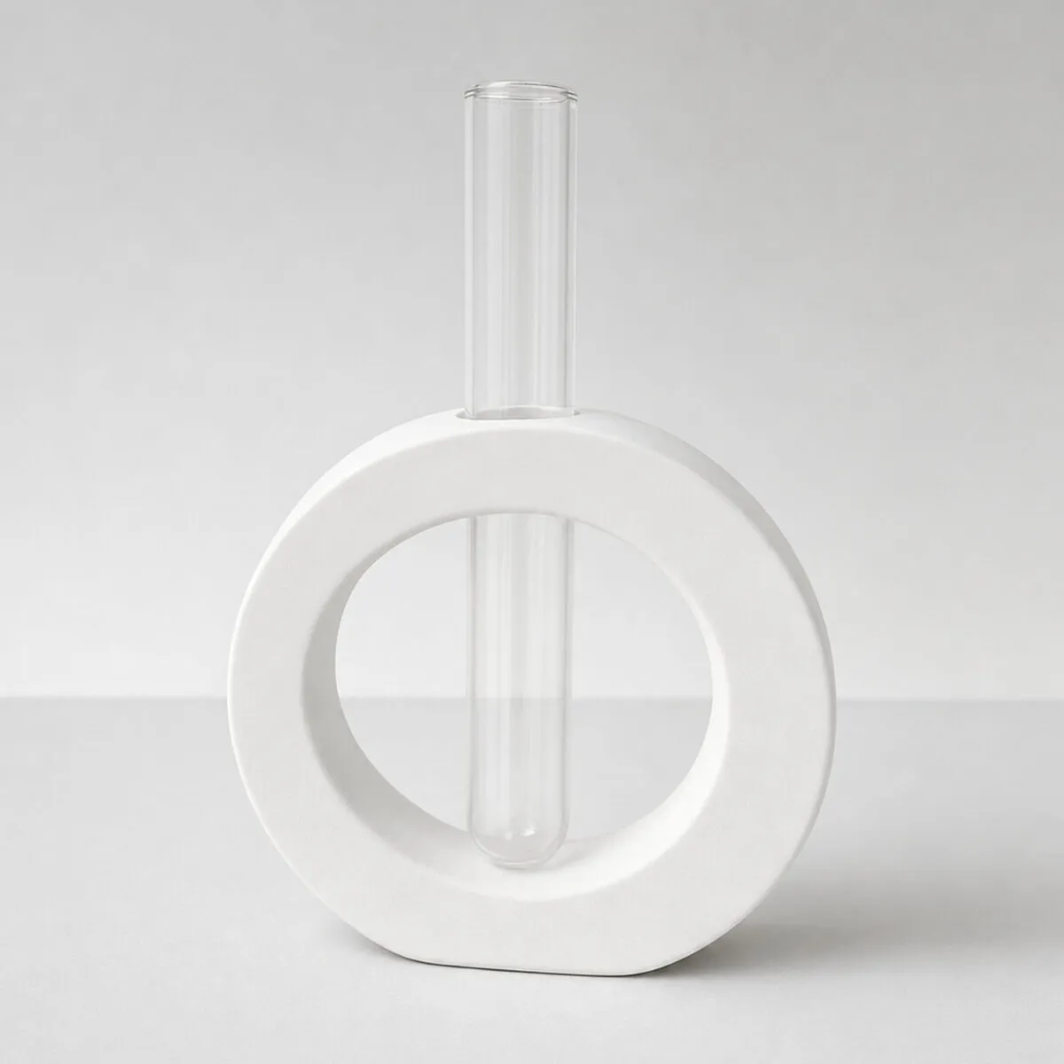 Vaso Decorativo Solitário Redondo 16,5cm Artesanal em Cimento, vista em perspectiva