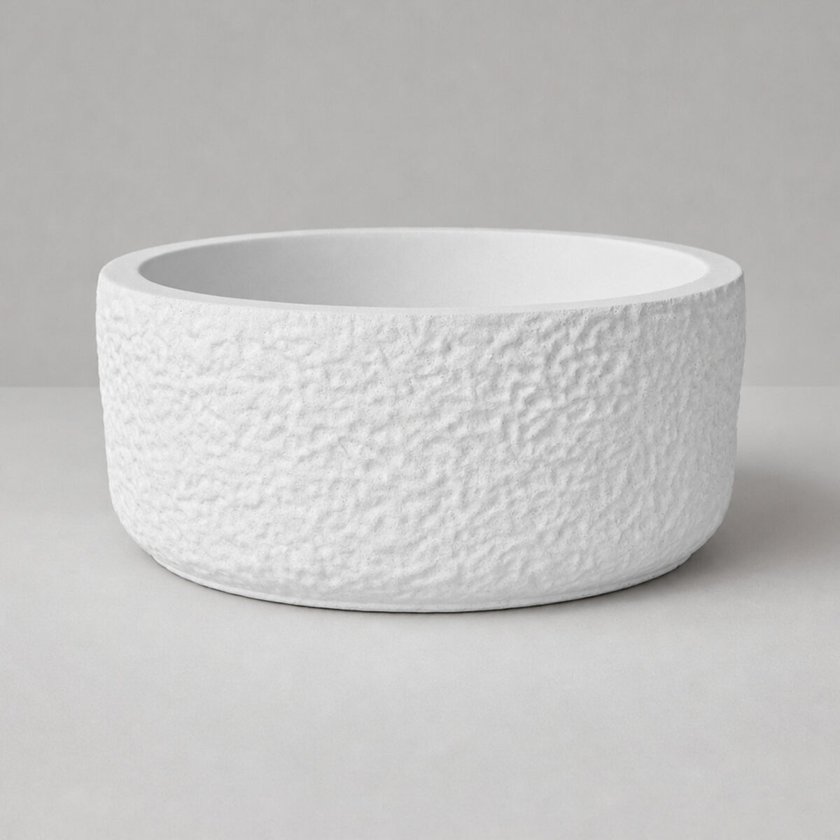 Vaso Texturizado Clássico M Baixo Artesanal 5,5x12,5cm Em Cimento Branco, foto de estúdio