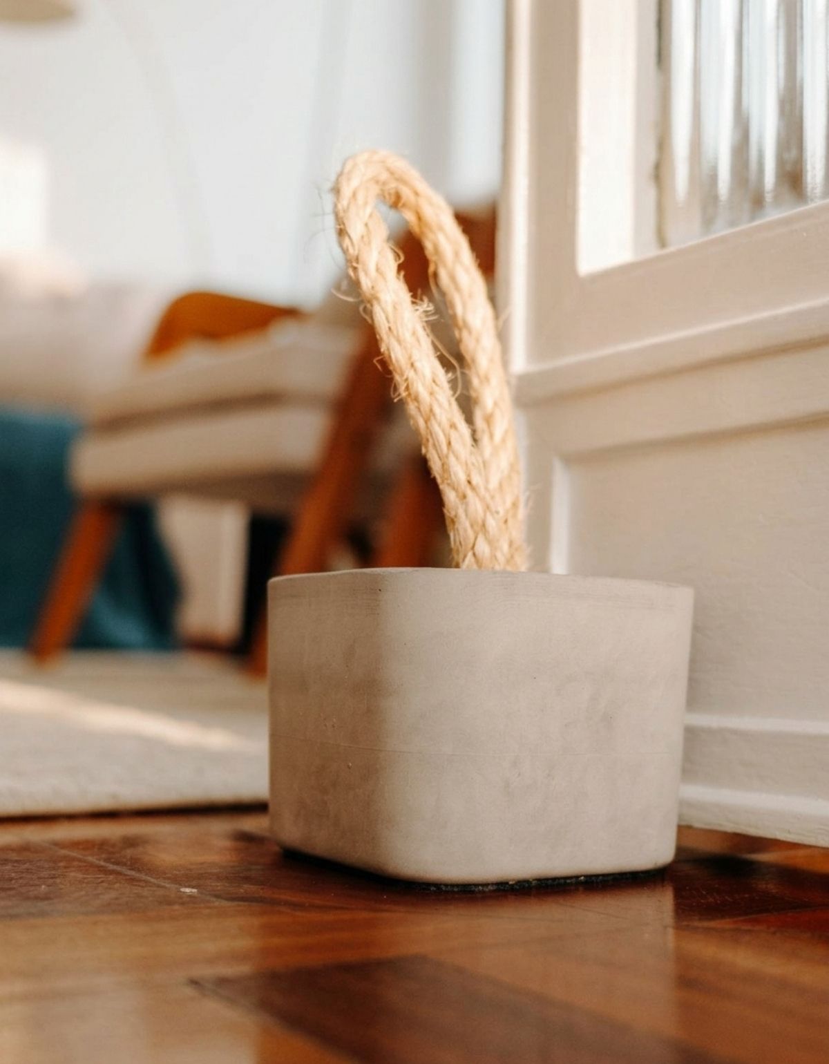 Peso de Porta Artesanal Cubo 1,5Kg Concreto com Base Anti Risco