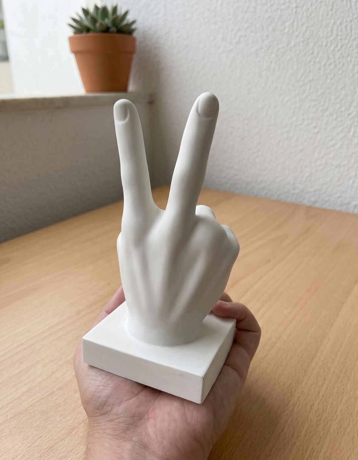 Estatua Decorativa Paz e Amor Artesanal 17cm Em Cimento