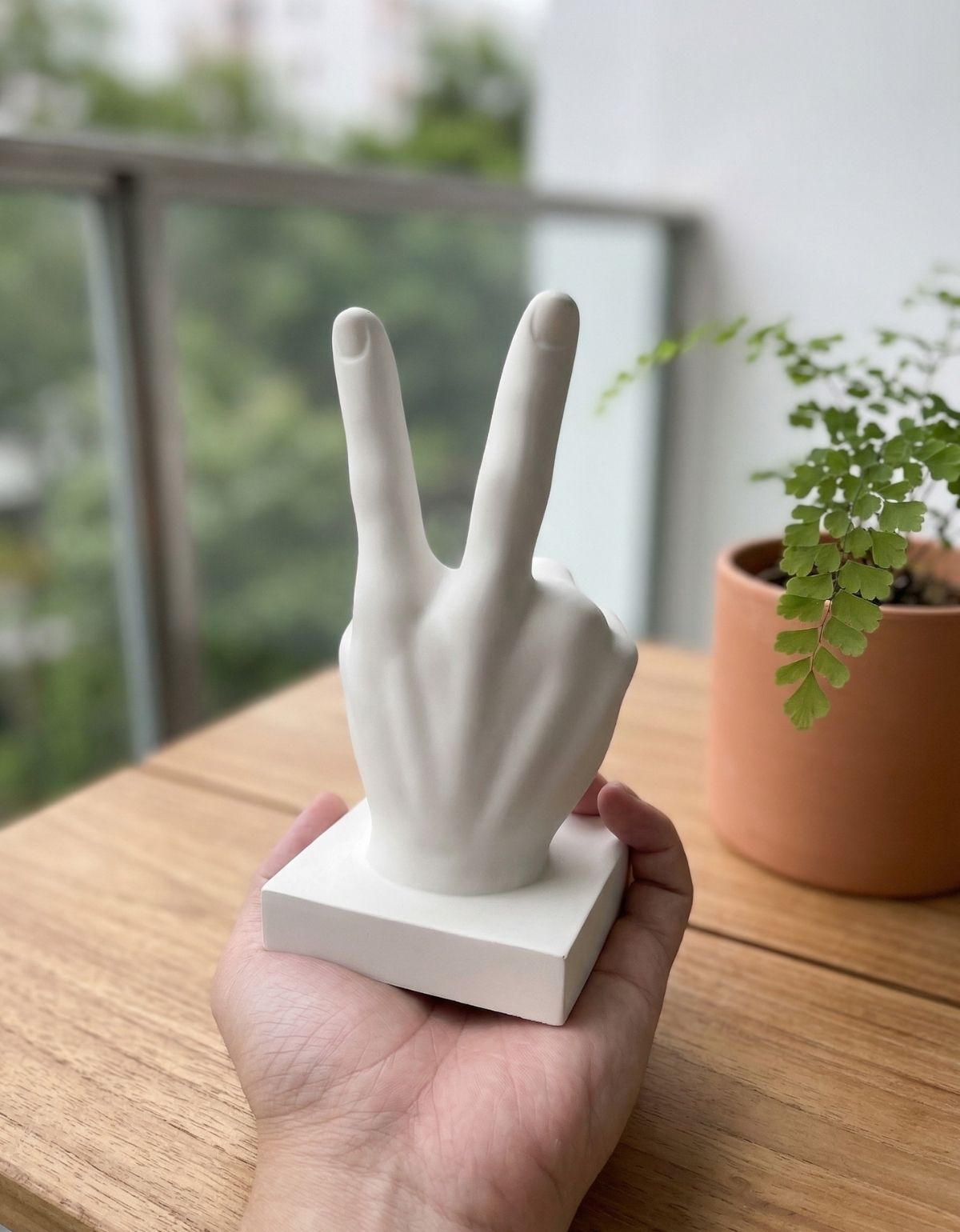 Estatua Decorativa Paz e Amor Artesanal 17cm Em Cimento
