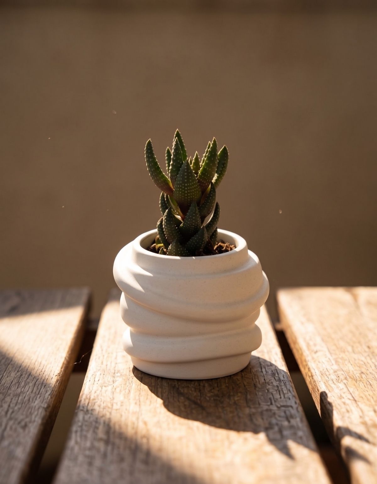 Mini Vaso Saturno Artesanal 7,5x6cm Em Resina Mineral