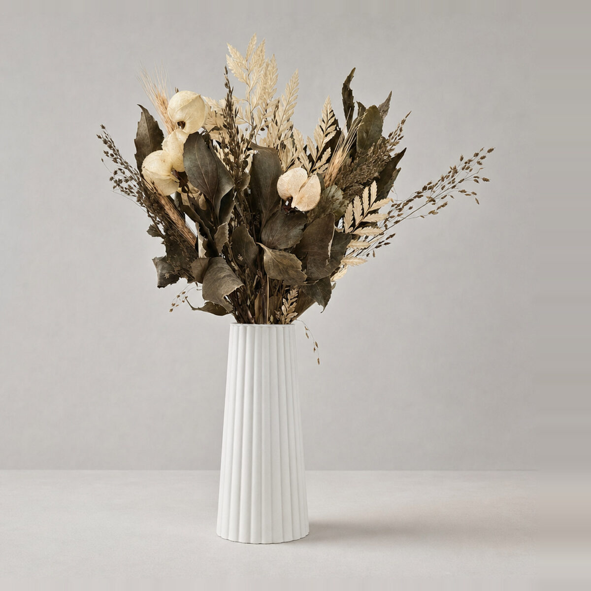 Arranjo de Flores Secas em Vaso Solitário Grande de Cimento com Listras, vista em perspectiva