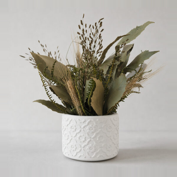 Arranjo de Flores Secas em Vaso de Cimento | Aleta Decoração, vista em perspectiva