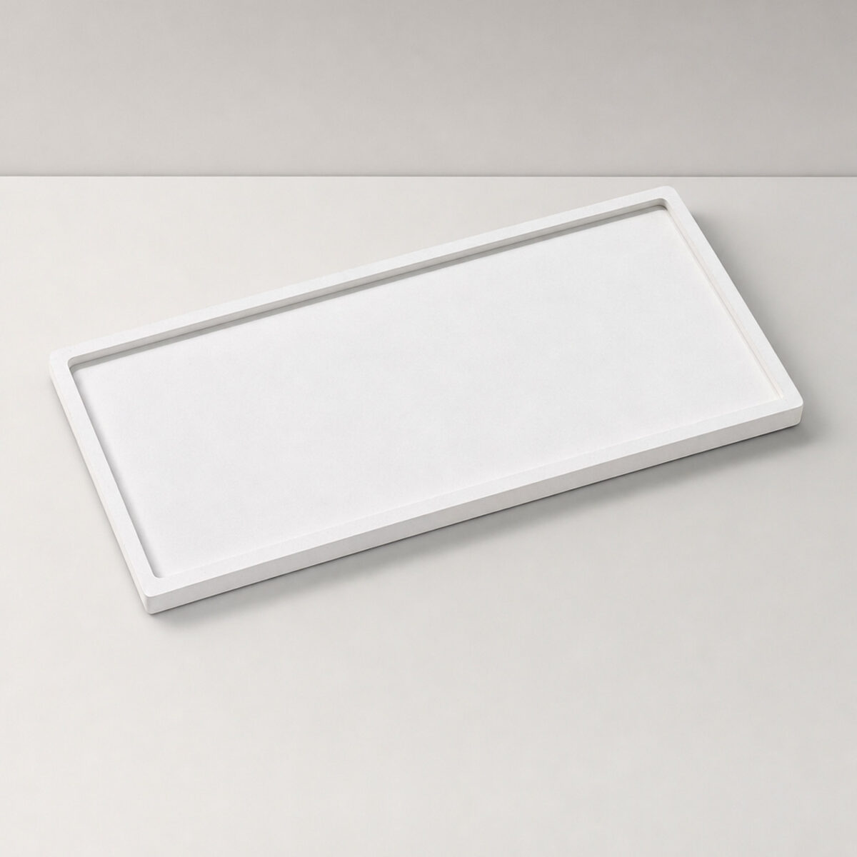 Bandeja de Cimento Branco Retangular Artesanal Aleta, vista em perspectiva