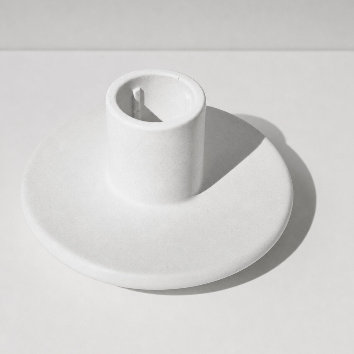 Castiçal Artesanal de Cimento Branco para Decoração, vista em perspectiva