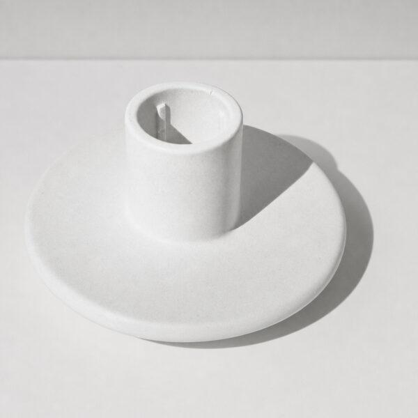 Castiçal Artesanal de Cimento Branco para Decoração, vista em perspectiva
