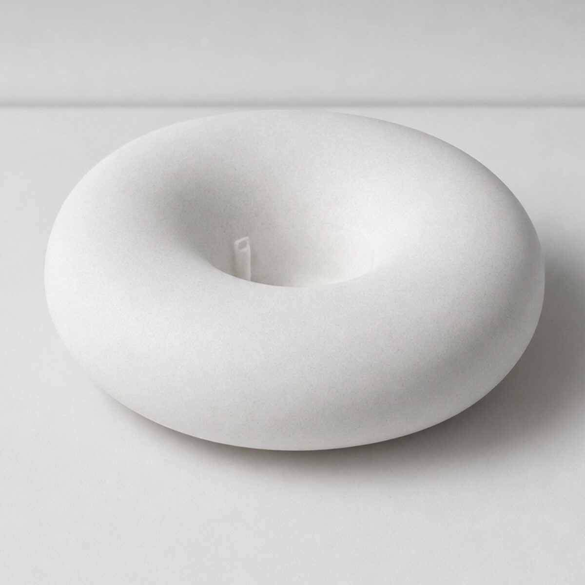 Castiçal Nuvem em Cimento Branco Artesanal Castiçal Nuvem em Cimento Branco Artesanal, vista em perspectiva
