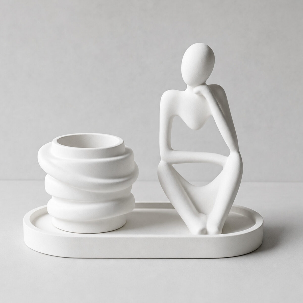 Conjunto Decorativo Pensadora com Vaso e Bandeja em Cimento Branco Conjunto Decorativo Pensadora com Vaso e Bandeja em Cimento Branco, vista em perspectiva