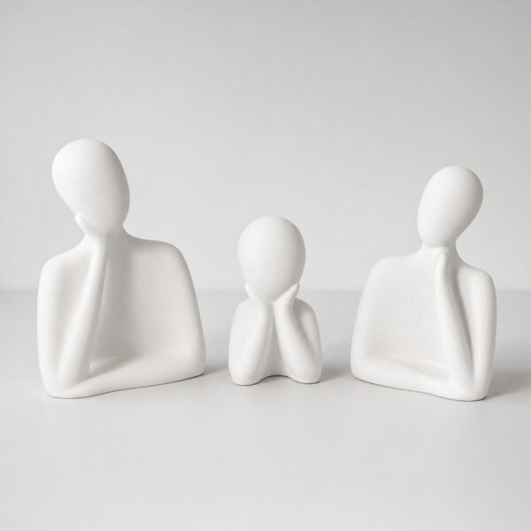 Estatuetas Decorativas Família em Cimento Branco — Jogo com 3 Peças, vista em perspectiva