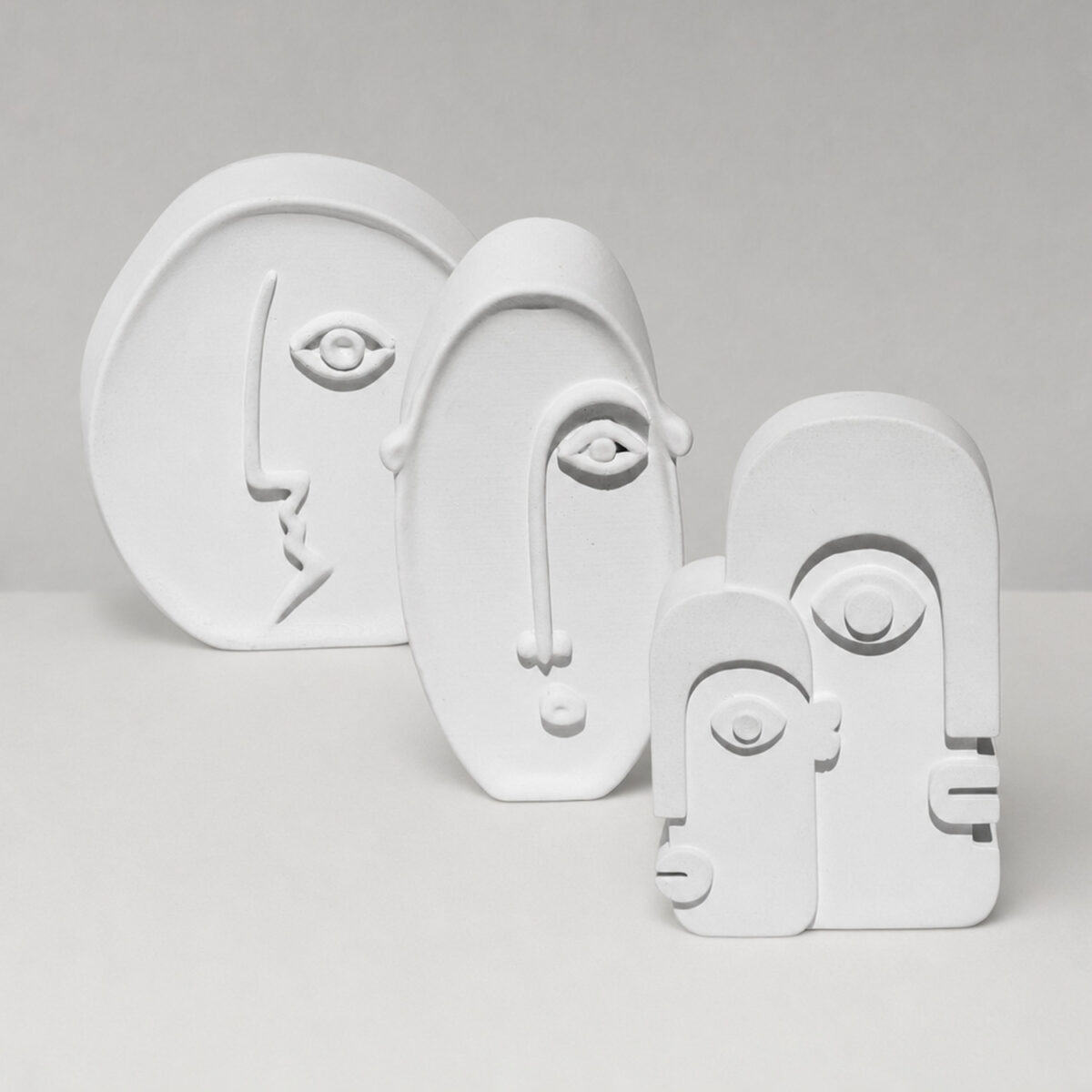 Estatuetas Decorativas Nórdicas em Cimento Branco — Kit 3 Peças, vista em perspectiva