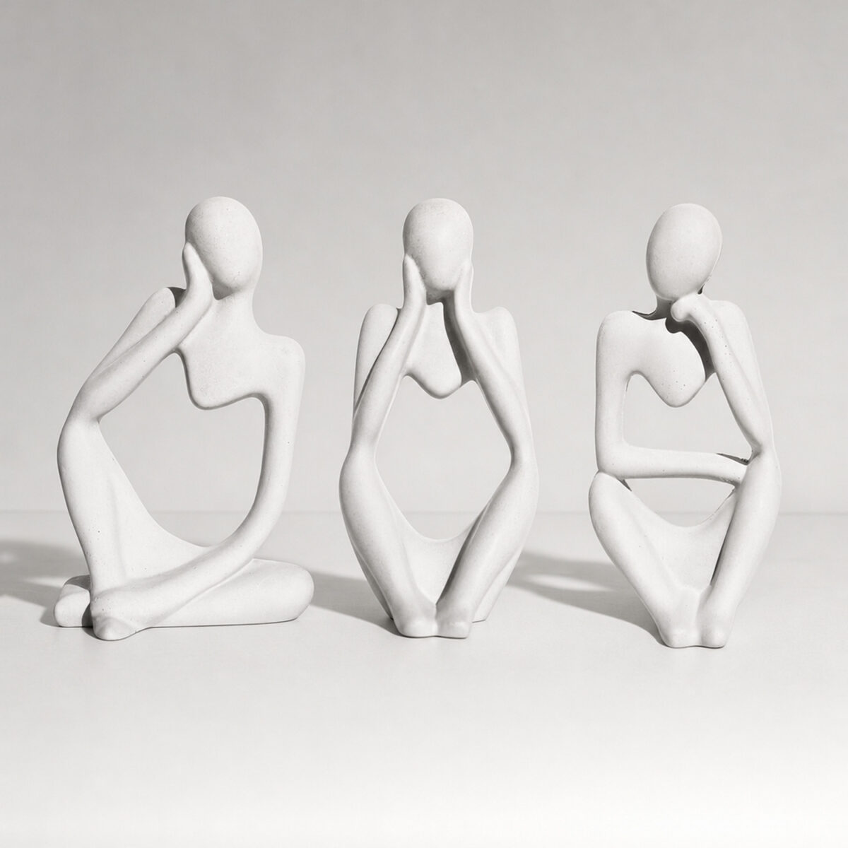 Estatuetas Pensadoras de Cimento Branco — Jogo com 3 Peças, vista em perspectiva