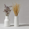 Garrafas Decorativas com Flores Secas em Cimento Branco, vista em perspectiva