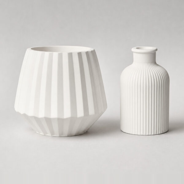 Vaso Decorativo de Cimento Kit com 2 Peças — Diamante e Mini Garrafa, vista em perspectiva