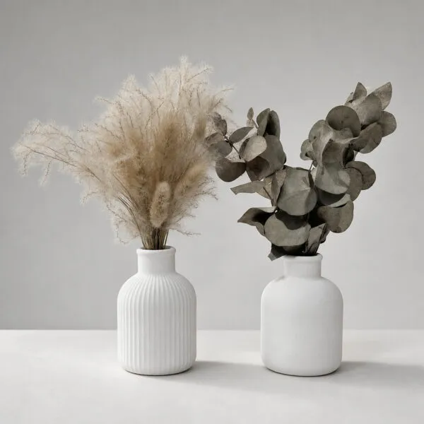 Arranjo de Flores Secas em Vaso de Cimento — Par Vintage, flores Eucalipto e Plumas, vista de frente