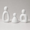 Trio de Estatuetas Família em Cimento Branco Egípcio Aleta, vista em perspectiva