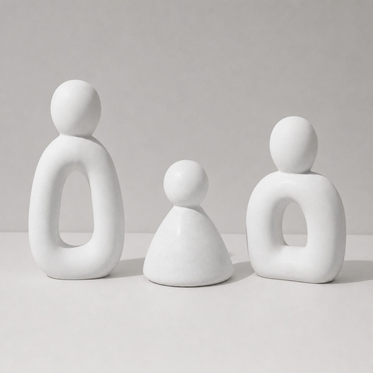 Trio de Estatuetas Família em Cimento Branco Egípcio Aleta, vista em perspectiva