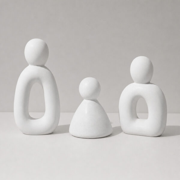 Trio de Estatuetas Família em Cimento Branco Egípcio Aleta, vista em perspectiva