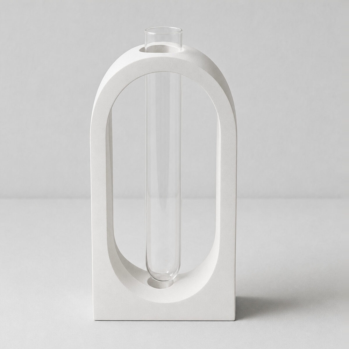 Vaso Decorativo de Cimento Branco Solitário para Janela, vista em perspectiva