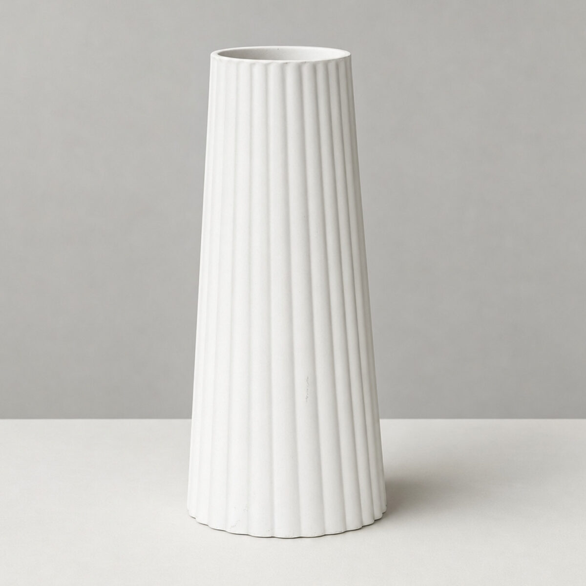 Vaso Decorativo de Cimento Branco com Listras Artesanal Solitário, vista em perspectiva