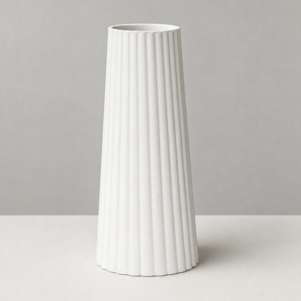 Vaso Decorativo de Cimento Branco com Listras Artesanal Solitário, vista em perspectiva