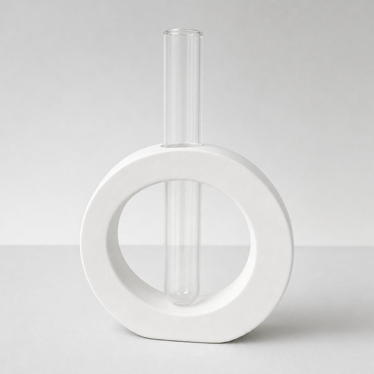 Vaso Solitário Redondo de Cimento Branco com Tubo de Vidro, vista em perspectiva