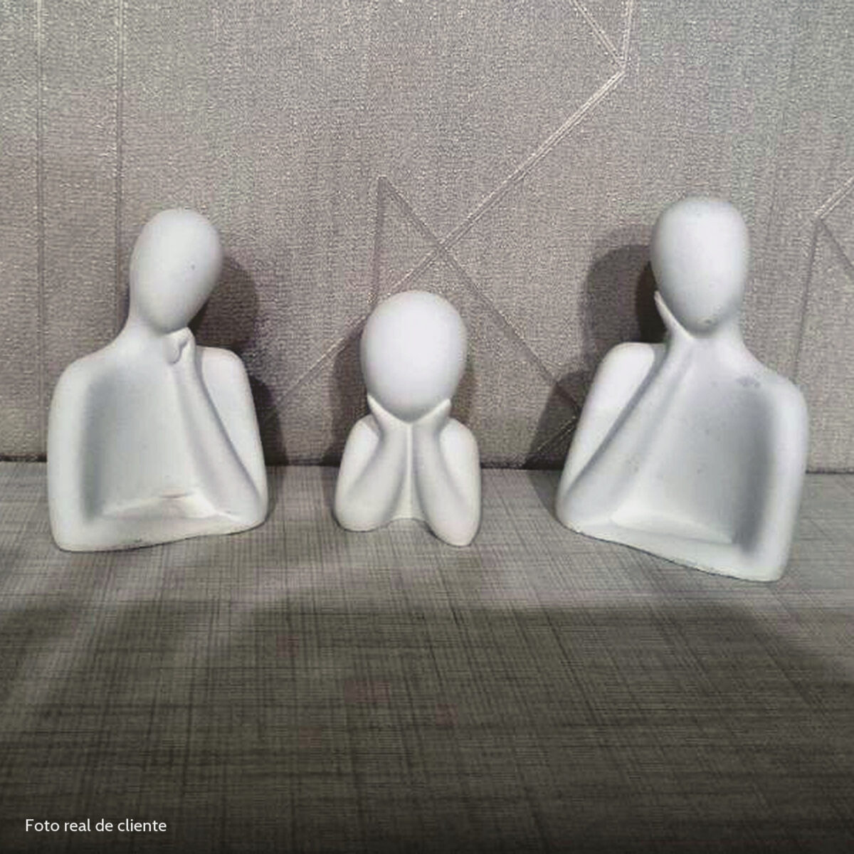 Foto real de cliente: Estatuetas Decorativas Família em Cimento Branco — Jogo com 3 Peças