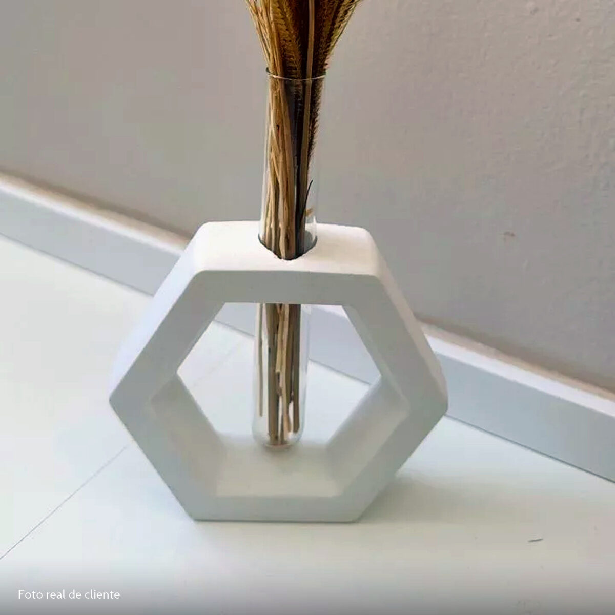 Foto real de cliente: Vaso Solitário Hexa de Cimento Branco Artesanal