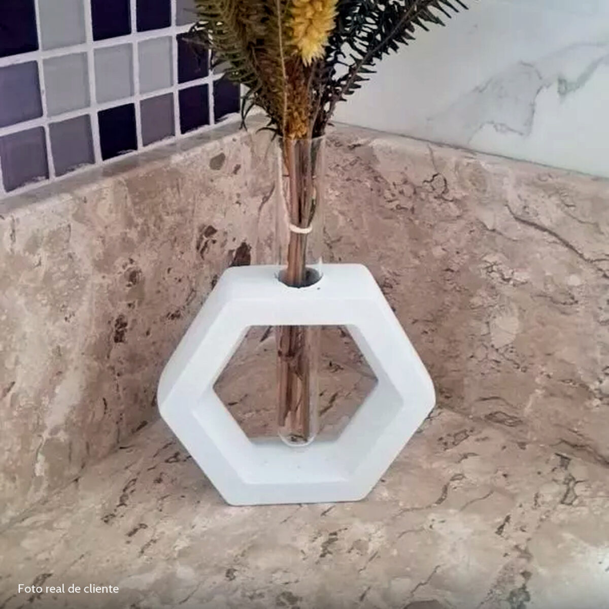 Foto real de cliente: Vaso Solitário Hexa de Cimento Branco Artesanal
