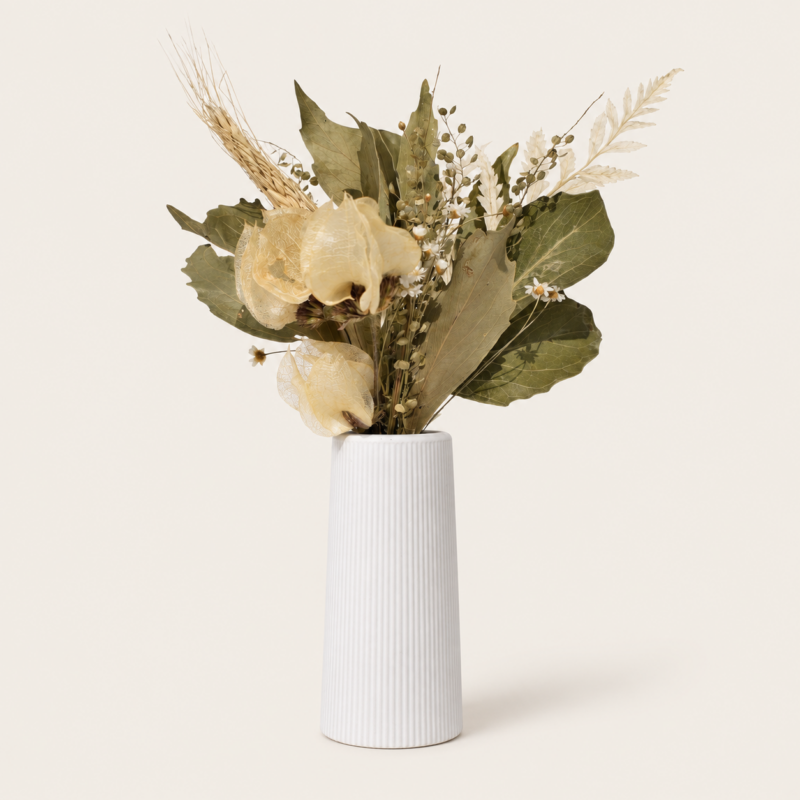 Arranjo de flores secas em vaso de cimento branco listrado