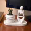 D_615442-MLB110954980753_042026-O.jpg Conjunto Decorativo Pensadora com Vaso e Bandeja em Cimento Branco