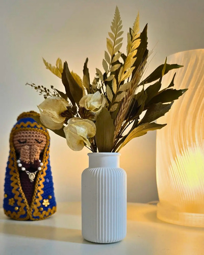 Arranjo de Flores Secas em Vaso de Cimento com Listras