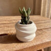D_626863-MLB110955121583_042026-O.jpg Conjunto Decorativo Pensadora com Vaso e Bandeja em Cimento Branco