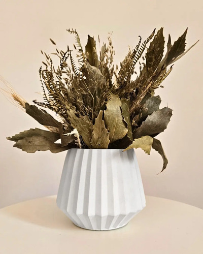 Arranjo de Flores Secas em Vaso de Cimento Diamante Aleta