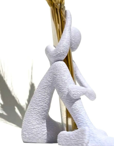 Escultura Abraço com Arranjo de Flores Secas — Aleta