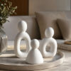 Trio de Estatuetas Família em Cimento Branco Egípcio Aleta