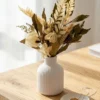 Arranjo de Flores Secas em Vaso de Cimento Garrafa Vintage
