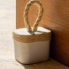D_672887-MLB108585928497_032026-O.jpg Calço de Porta em Concreto Cinza com Faixa de Sisal — Kit 4