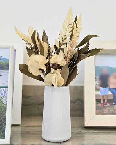Arranjo de Flores Secas em Vaso de Cimento com Listras